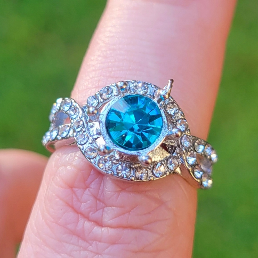 Bold Beautiful Sapphire Blue Clear Gem Diamond Silver Ring Size 7